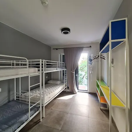 Subtub Albergue Makarska